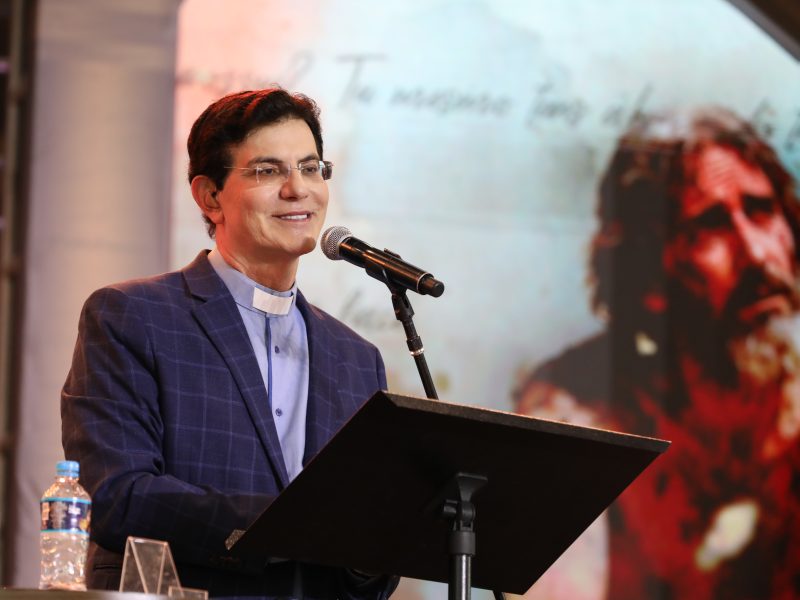 Padre Reginaldo Manzotti conduz o segundo dia do XIV Retiro Nacional Evangelizar É Preciso